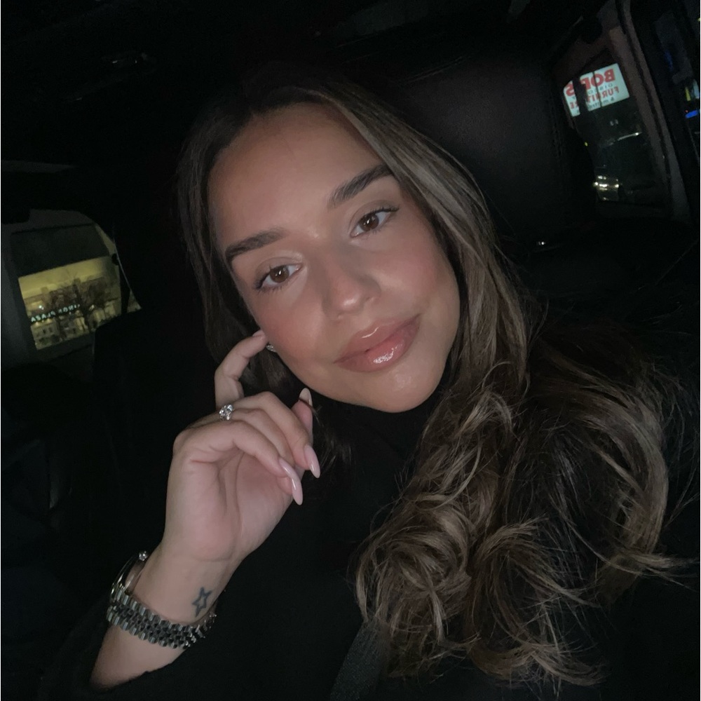 Meet your Posher, Giania